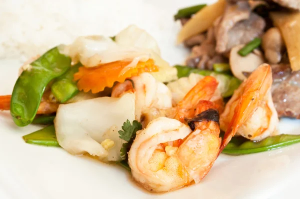 Nourriture asiatique avec crevettes et riz — Photo