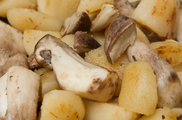 Boletus edulis champiñones y patatas cocción — Foto de Stock