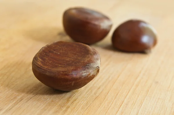 Castanhas em fundo de madeira — Fotografia de Stock