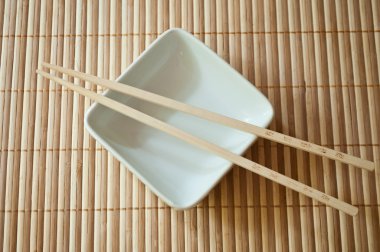 ahşap arka plan üzerinde Çin yemek çubukları ile Çin kase