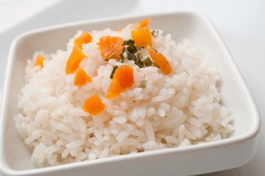 pirinç dekoratif otlar ve havuç ile