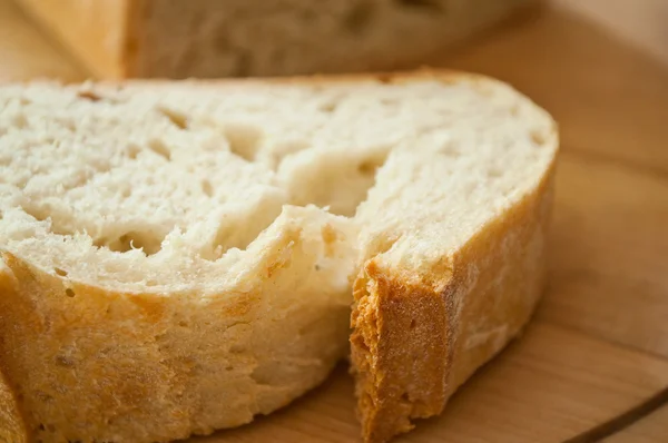 Closeup της φέτες χωριάτικο ψωμί για το ξύλο κοπής — Φωτογραφία Αρχείου