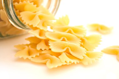 cam kap beyaz zemin üzerine düşen makarna closeup