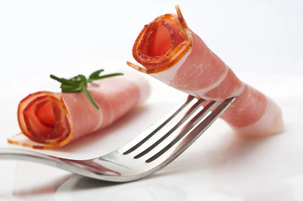 Primer plano de jamón crudo italiano con tenedor — Foto de Stock