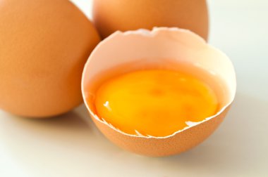 Beyaz arkaplanda yumurtaların yakın plan görüntüsü