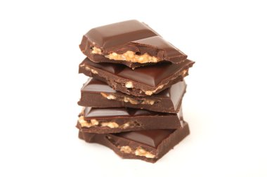 beyaz zemin üzerine fındık ile düz çikolata