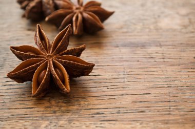 Ahşap arka plan üzerinde kurutulmuş anason