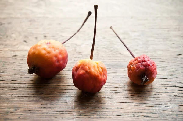 Mini savage dried apples on white background — Stock Photo, Image