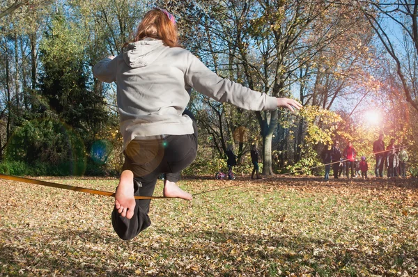 Mulhouse - Frankrike - 11 November 2015 - lindansare mellan två träd — Stockfoto