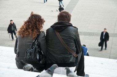Paris La Defense Arch merdivenlerde oturan Çift