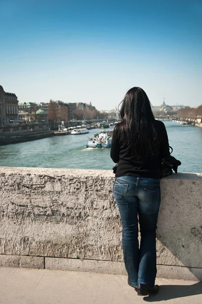 Turista observando el río Sena en París — Foto de Stock