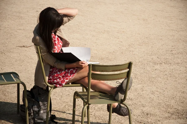 Mulher lendo na cadeira no jardim luxembourg em Paris — Fotografia de Stock