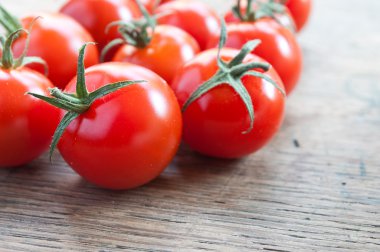 Ahşap arka planda kiraz domatesleri