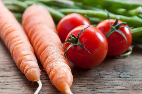 Grupo de verduras frescas sobre fondo de madera — Foto de Stock