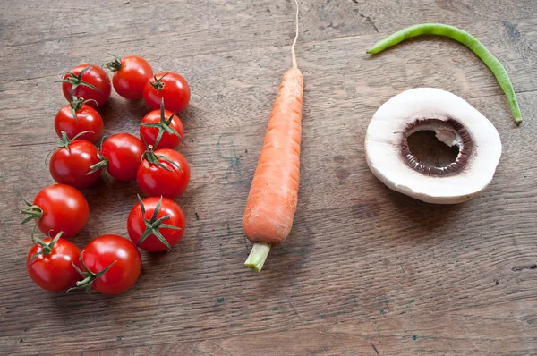 Palavra bio formação com legumes no fundo de madeira — Fotografia de Stock