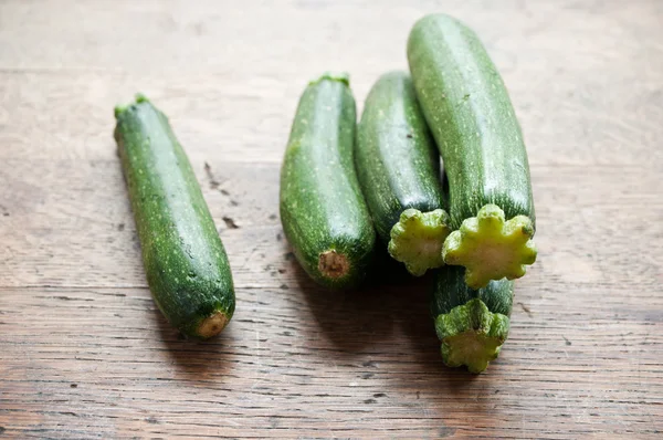 Närbild av mini zucchini på trä bakgrund — Stockfoto