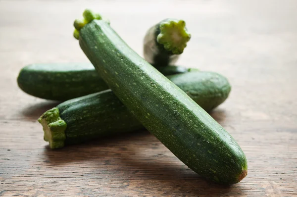 Närbild av mini zucchini på trä bakgrund — Stockfoto