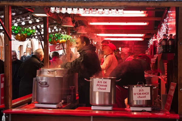 Mulhouse - Francie - 22. listopadu 2015 - horké nápoje na vánoční trh — Stock fotografie