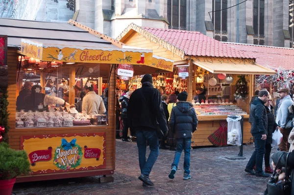 Mulhouse - Francia - 22 de noviembre de 2015 - mercado de alimentos tradicionales de Navidad — Foto de Stock