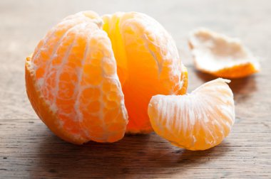 ahşap zemin üzerine soyulmuş mandalina