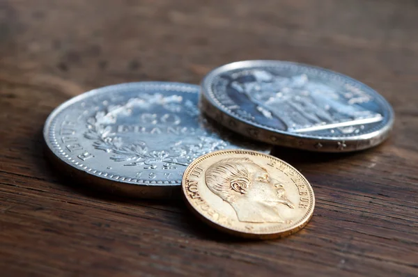 Altın ve gümüş paralar - Fransız ahşap arka plan üzerinde toplama para — Stok fotoğraf