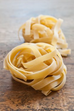ahşap arka plan üzerinde tagliatelle closeup
