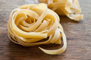 ahşap arka plan üzerinde tagliatelle closeup