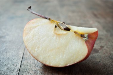 Ahşap arkaplanda kırmızı elma