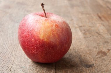 Ahşap arkaplanda kırmızı elma