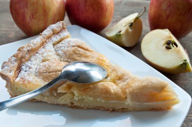 closeup ahşap masa üzerinde ham elma ile elma pastası