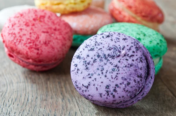 Assortiment van Franse macarons op houten achtergrond — Stockfoto