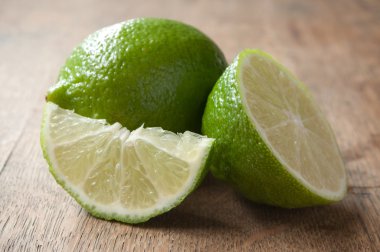 closeup ahşap zemin üzerine yeşil limon