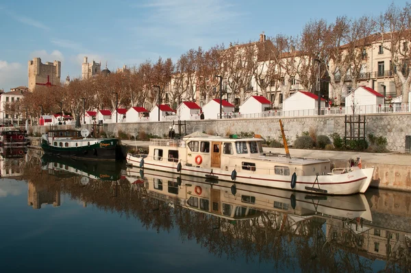 Narbonne - Francia - 23 dicembre 2015 - banchina con barche turistiche — Foto Stock