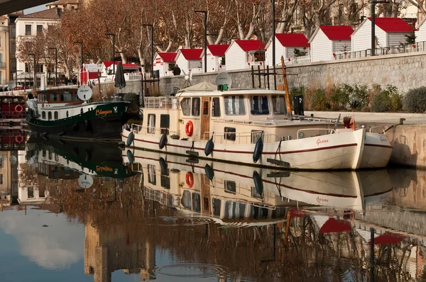 Narbonne - France - 23 december 2015 - quay with touristic boats — Stock Photo, Image