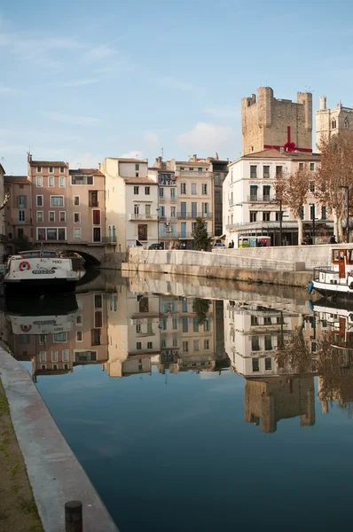 Narbonne - França - 23 de dezembro de 2015 - cais com barcos turísticos — Fotografia de Stock