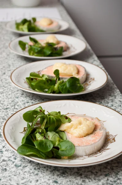 Close-up de salmão recheado fatiado com trigo salada — Fotografia de Stock