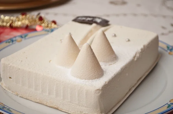 Primer plano de pastel de helado de Navidad con árbol de Navidad y decoración de nieve — Foto de Stock