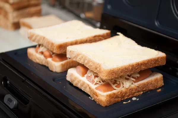 Croques-monsieur - sándwiches franceses con queso en tostadora —  Fotos de Stock