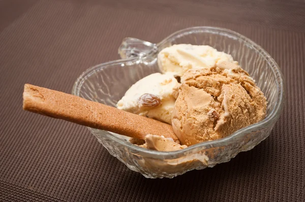 Helado en un tazón de manzana — Foto de Stock