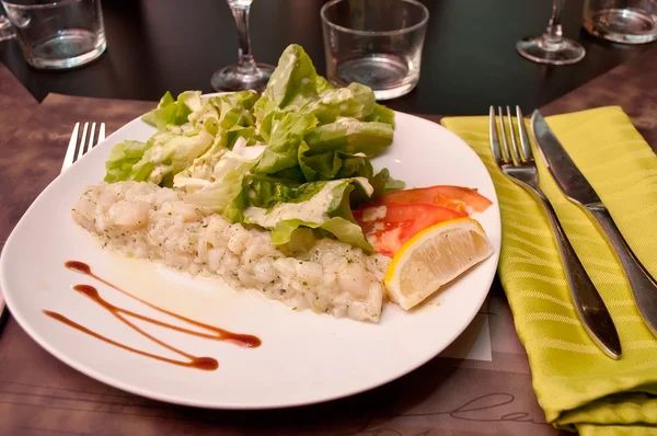 Tartare de Santiago con ensalada en un plato —  Fotos de Stock