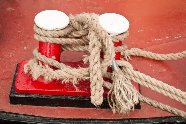 Amarres en un barco rojo y negro — Foto de Stock