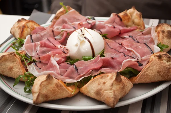 Primer plano de pizza con mermelada y mozzarella — Foto de Stock