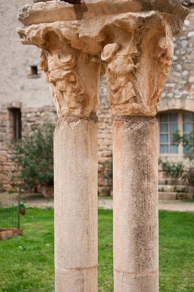 Primer plano de las columnas en la Abadía de Fontcaude - Languedoc-Rosellón - Francia — Foto de Stock