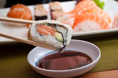 sushis çubuk üzerinde