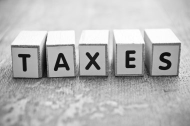 küp üzerinde ahşap Resepsiyon arka plan - vergiler ile şekillendirme kavramı kelime