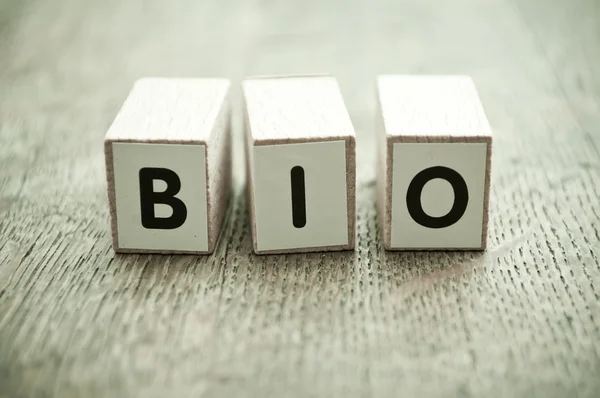 Concetto parola formando con cubo su sfondo scrivania in legno - Bio — Foto Stock