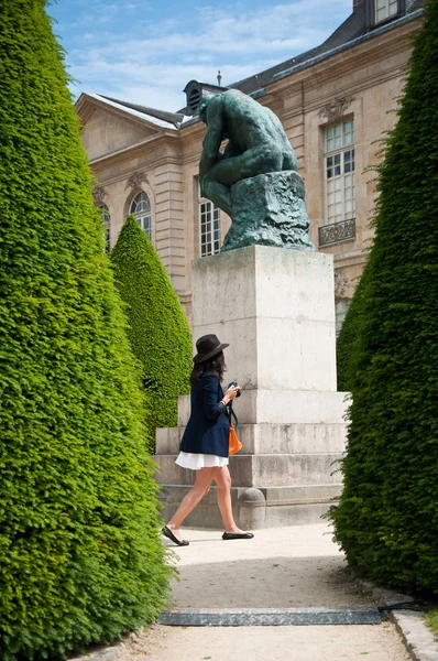 Мышление в музее Родена в Париже - сделано 14 июня 2013 — стоковое фото