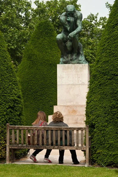 Turister i Rodin Museum i Paris — Stockfoto