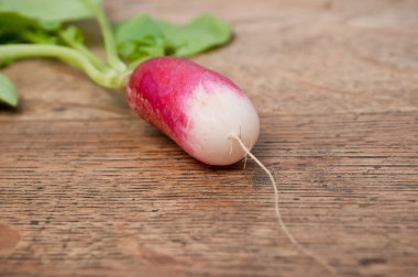 Ahşap arka planda taze turp