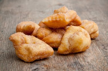 Bugne - ahşap arka plan üzerinde Fransız çörek